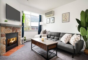 Télévision, cheminée