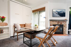 Télévision, cheminée