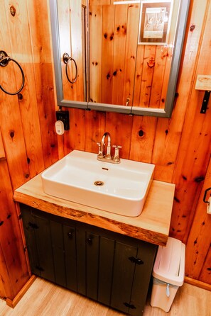 Hair dryer, towels, soap, toilet paper - The Way Way Back 3 bedroom waterfront cottage with private dock Tobermory (Tobermory)