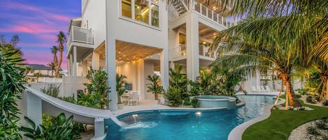 Een buitenzwembad en een verwarmd zwembad