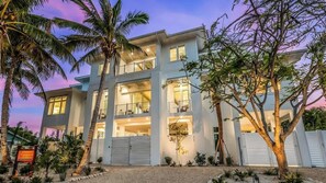 Exterior - Sports Lovers Dream - Steps to Beach - Gulf Views! (Sarasota)