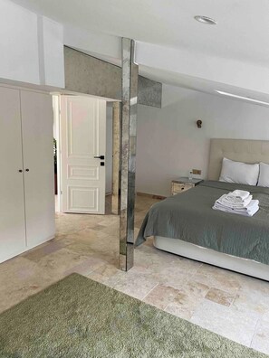 3 habitaciones, tabla de planchar con plancha, wifi y ropa de cama 