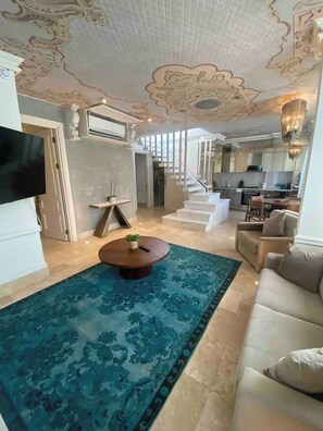 Televisión y chimenea 