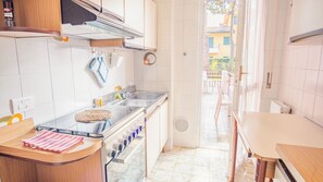 Fridge, microwave, oven, stovetop - Sweet Garden Apartment (Sirmione)