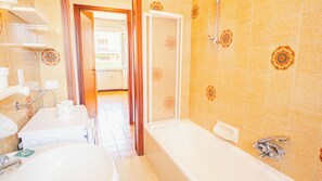 Hair dryer, bidet, towels - Sweet Garden Apartment (Sirmione)
