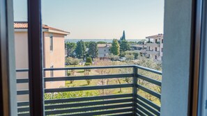 Interior - Tra Cielo e Terra - Three Bedroom Apartment, Sleeps 6 (Desenzano del Garda)