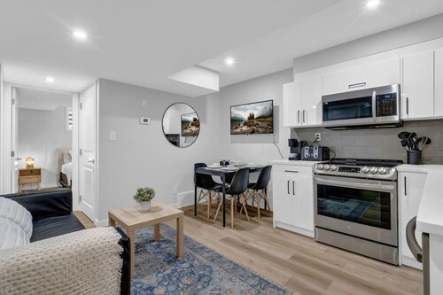 ModernSuite*NearAirport*2 Queens*ROKU