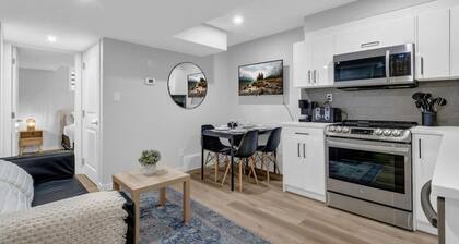 ModernSuite*NearAirport*2 Queens*ROKU