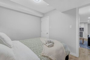 2 bedrooms, desk, iron/ironing board, WiFi