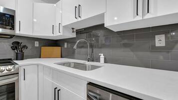 Jääkaappi, mikroaaltouuni, uuni, liesi