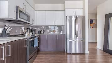 Refrigerador, microondas, horno y parrilla de estufa