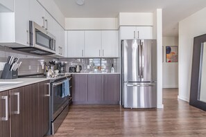 ثلاجة، ميكروويف، فرن، موقد طهي مسطح