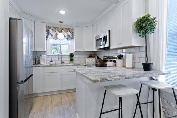 Refrigerador, microondas, horno, placa de cocina