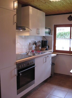 House | Private kitchen | Oven, electric kettle, toaster - Strandfleh Modern Retreat (Wangerooge)