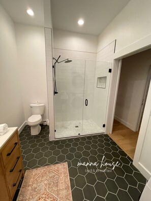 Haartrockner, Handtücher, Seife, Shampoo