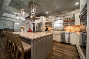 Køleskab, mikrobølgeovn, ovn, kogeplade