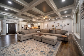 Smart TV, fireplace, video games, table football - Beautiful Lake Front Estate w/ Dock Sleeps 20+ (Dandridge)