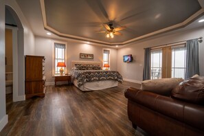 6 bedrooms, in-room safe, desk, iron/ironing board - Beautiful Lake Front Estate w/ Dock Sleeps 20+ (Dandridge)