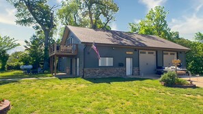 Exterior - Beautiful Lake Front Estate w/ Dock Sleeps 20+ (Dandridge)