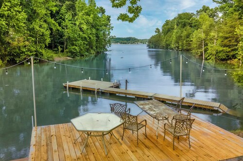 Beautiful Lake Front Estate w/ Dock Sleeps 20+