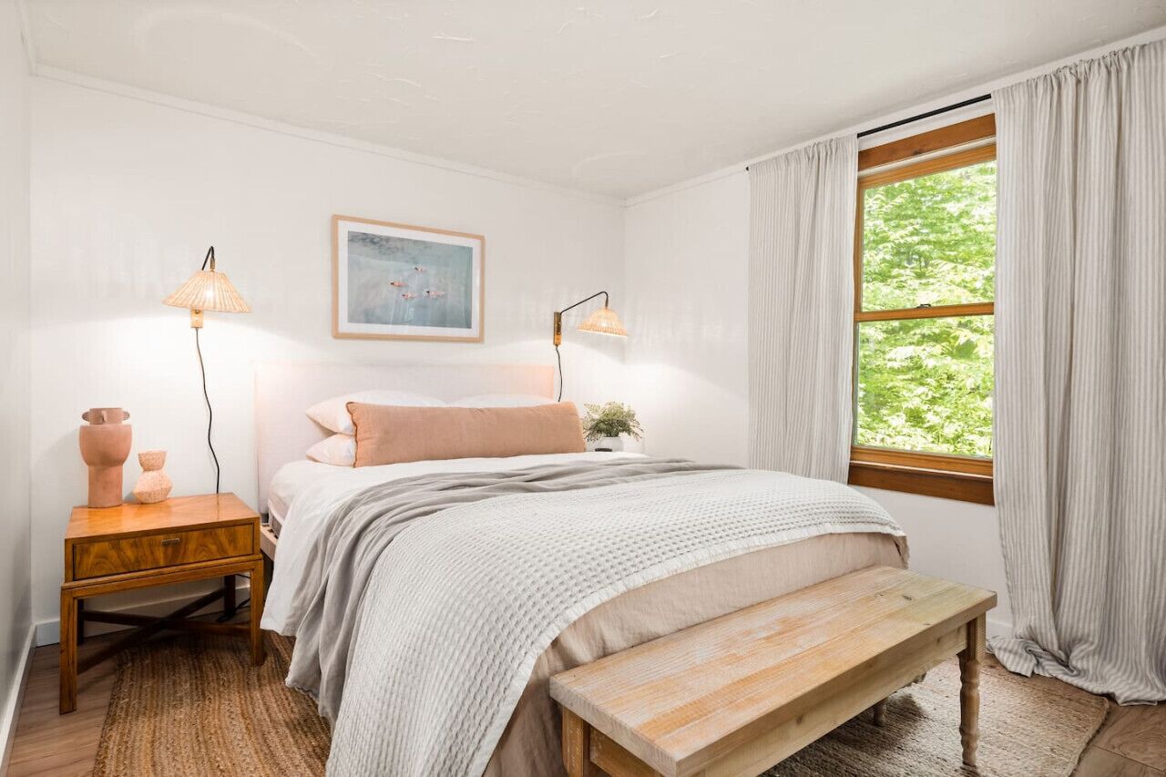 3 間睡房、書桌、熨斗/熨衫板、可攜式嬰兒床