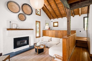 Smart TV, fireplace, books, music library - Cozy Good Harbor Cottage with hot tub & fireplace (Cedar)