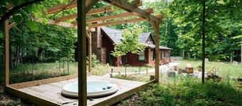 Cozy Good Harbor Cottage with hot tub & fireplace
