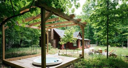 Cozy Good Harbor Cottage with hot tub & fireplace