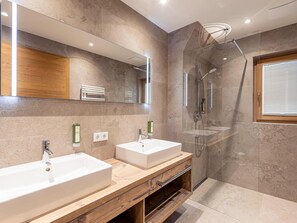 Chalet | Kamar mandi | Bathtub