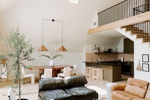 Unclassified image, 2 of 48, button - Stayframe: a designer getaway with mountain views (Monteagle)