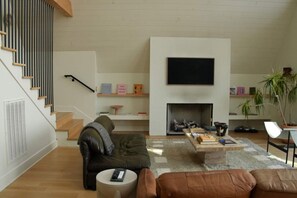 TV, fireplace, stereo - Stayframe: a designer getaway with mountain views (Monteagle)