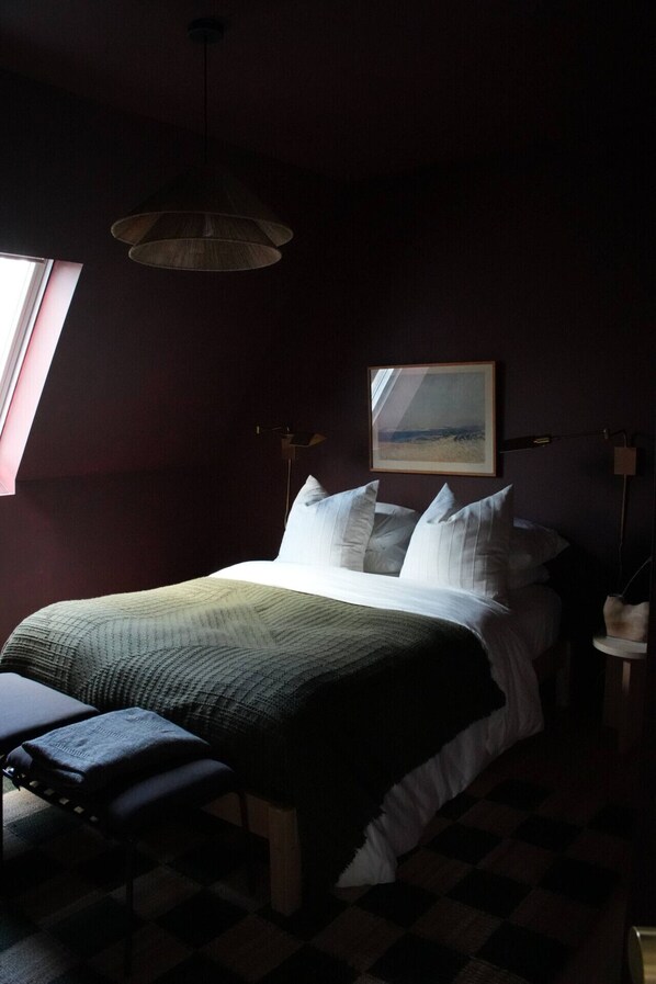 3 bedrooms, desk, iron/ironing board, travel cot