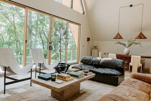 TV, fireplace, stereo - Stayframe: a designer getaway with mountain views (Monteagle)