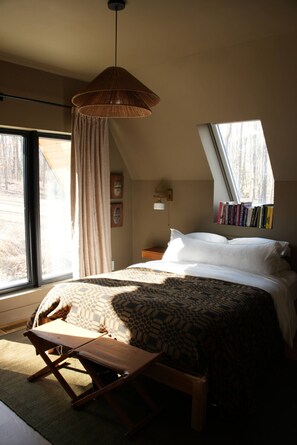 3 bedrooms, desk, iron/ironing board, travel cot - Stayframe: a designer getaway with mountain views (Monteagle)