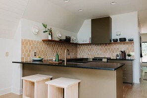 Fridge, microwave, oven, stovetop - Stayframe: a designer getaway with mountain views (Monteagle)