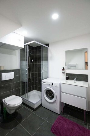 Dusche, Haartrockner, Handtücher
