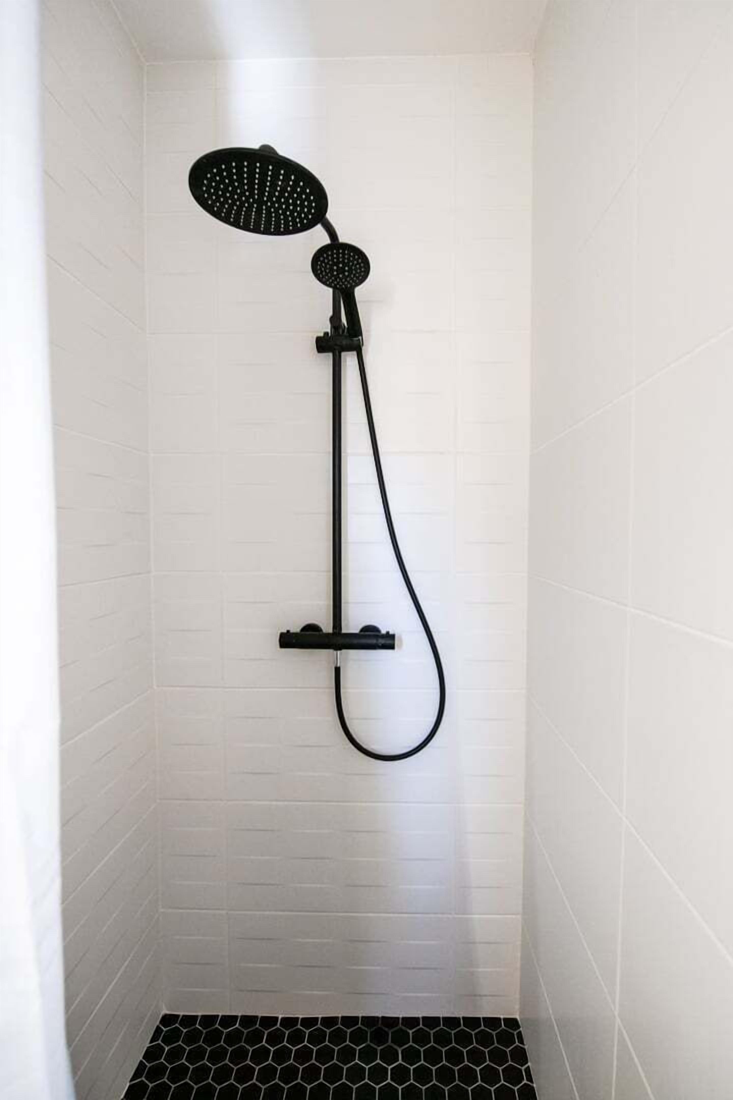 Douche, sèche-cheveux, serviettes fournies