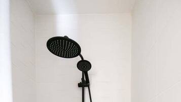 Douche, sèche-cheveux, serviettes fournies