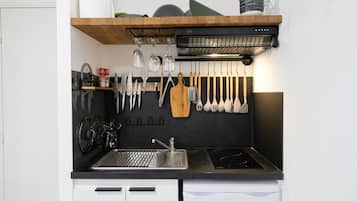 Réfrigérateur, micro-ondes, cafetière/bouilloire, grille-pain