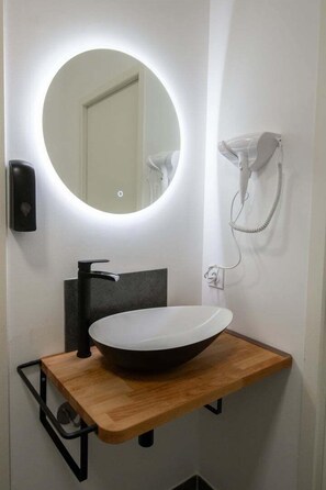 Douche, sèche-cheveux, serviettes fournies