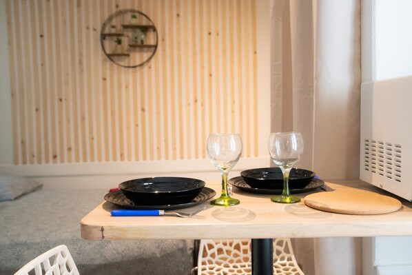 Desk, free WiFi, bed sheets