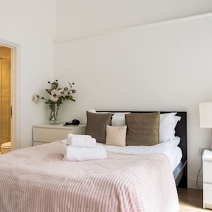 2 bedrooms - Balcony South Kensington Luxury 2 bed Apartment (London)