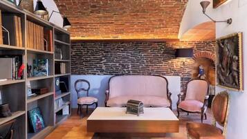 Tv, pejs, bordtennisbord, bøger