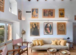 Fernseher, Kamin, Tischtennisplatte, Bücher