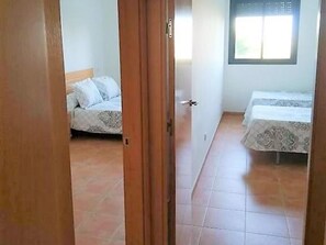 Casa | 2 habitaciones, muebles diferentes y tabla de planchar con plancha