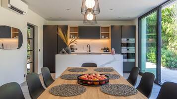 Rumah | Dapur pribadi | Lemari es, mesin pencuci piring, ketel listrik, dan pemanggang roti