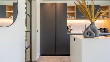 Rumah | Dapur pribadi | Lemari es, mesin pencuci piring, ketel listrik, dan pemanggang roti