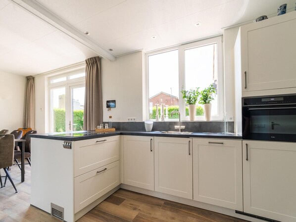 Private kitchen - Cozy Holiday Home in Oploo Near Forest (Oploo)