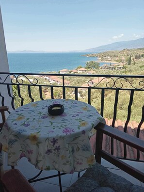 Outdoor dining - Margianou Seaview Apartment 1, Pelion Peninsula  Greece (Kalamos)
