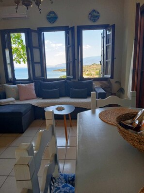 TV, fireplace, books - Margianou Seaview Apartment 1, Pelion Peninsula  Greece (Kalamos)